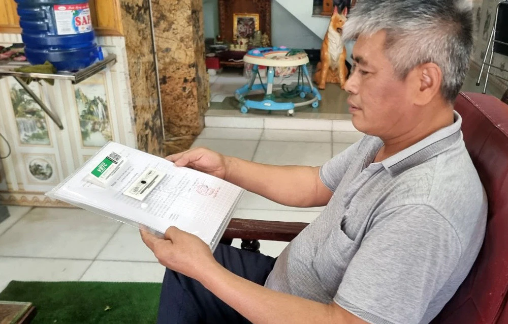 Mẫu thẻ định danh điện tử Etag (Công ty TNHH Thu phí tự động VETC) được một đại lý ở Lào Cai triển khai dán.