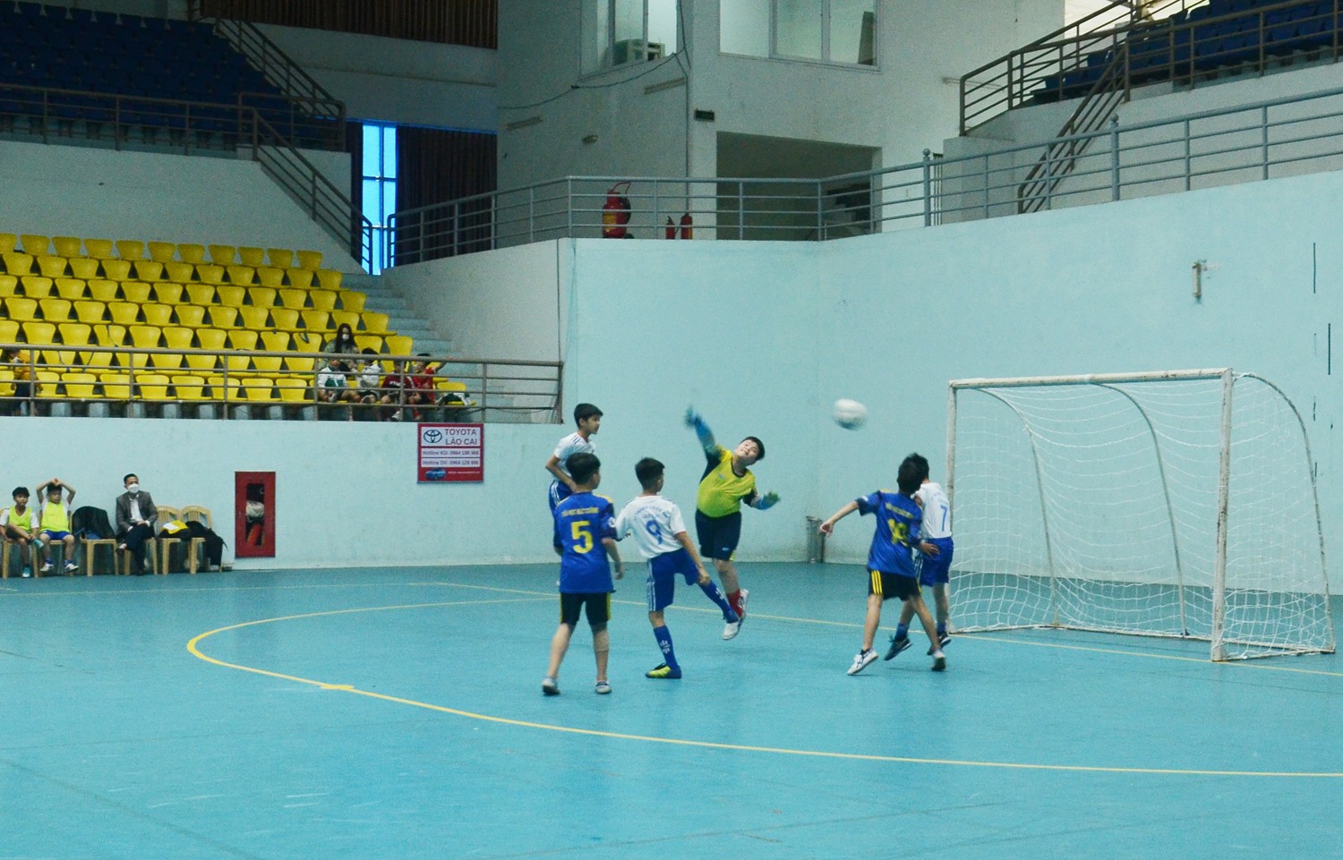 Pha ghi bàn của đội bóng Trường Tiểu học Bắc Cường.