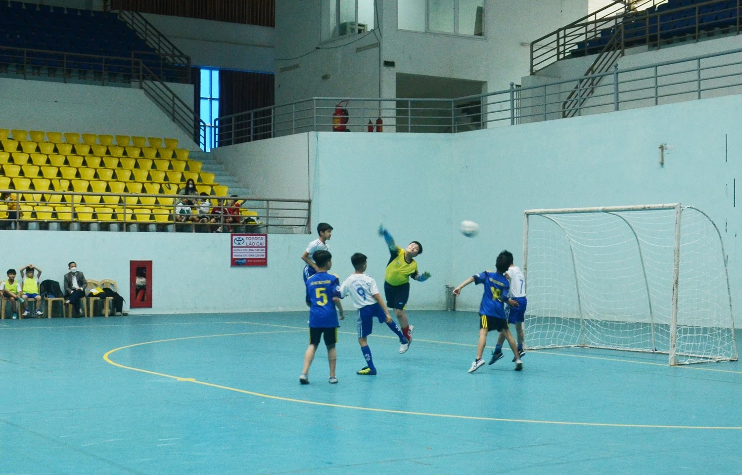 Pha ghi bàn của đội bóng Trường Tiểu học Bắc Cường.