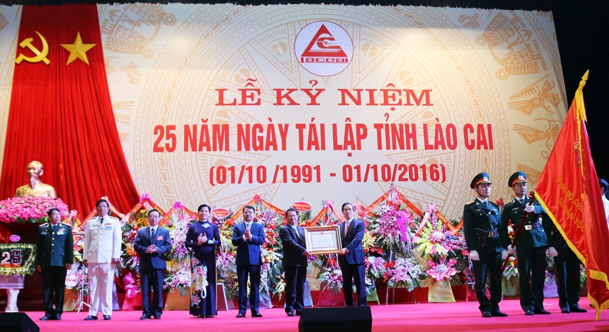 Nhân dịp kỷ niệm 25 năm ngày tái lập tỉnh, Đảng bộ, chính quyền và nhân dân các dân tộc tỉnh Lào Cai vinh dự được Đảng, Nhà nước trao tặng Huân chương Lao động hạng Nhất.