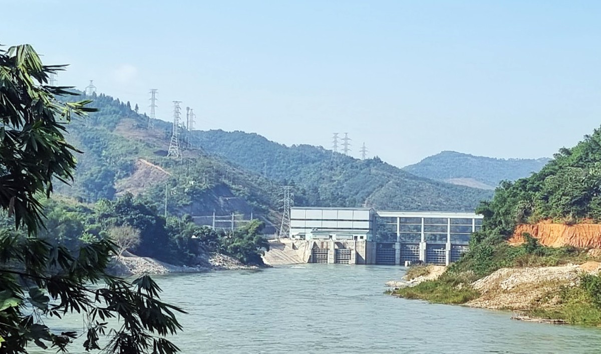 Từ khi Nhà máy Thuỷ điện Phúc Long tích nước đã gây ra hiện tượng sạt lở, lún nứt nhiều nhà dân ven hai bờ sông Chảy.