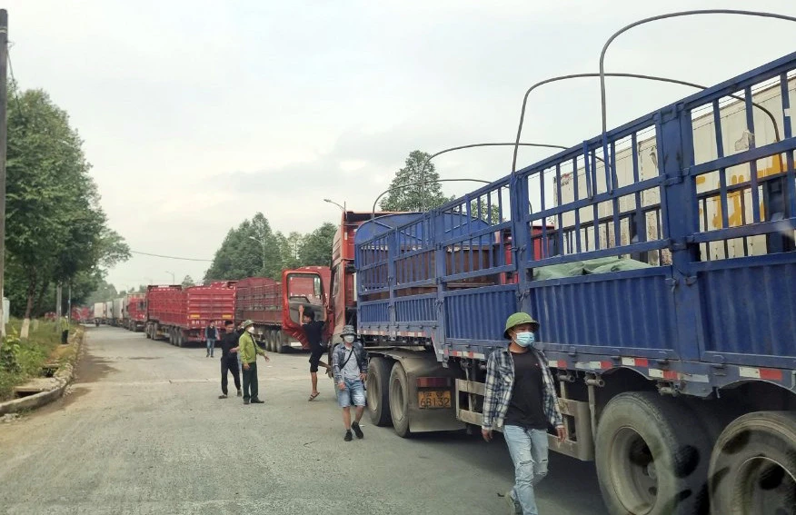 Do thiếu bãi đỗ xe nên nhiều phương tiện chở hàng xuất - nhập khẩu phải đỗ trên các tuyến đường phía ngoài các bãi đỗ xe của Cửa khẩu Quốc tế đường bộ số II Kim Thành.