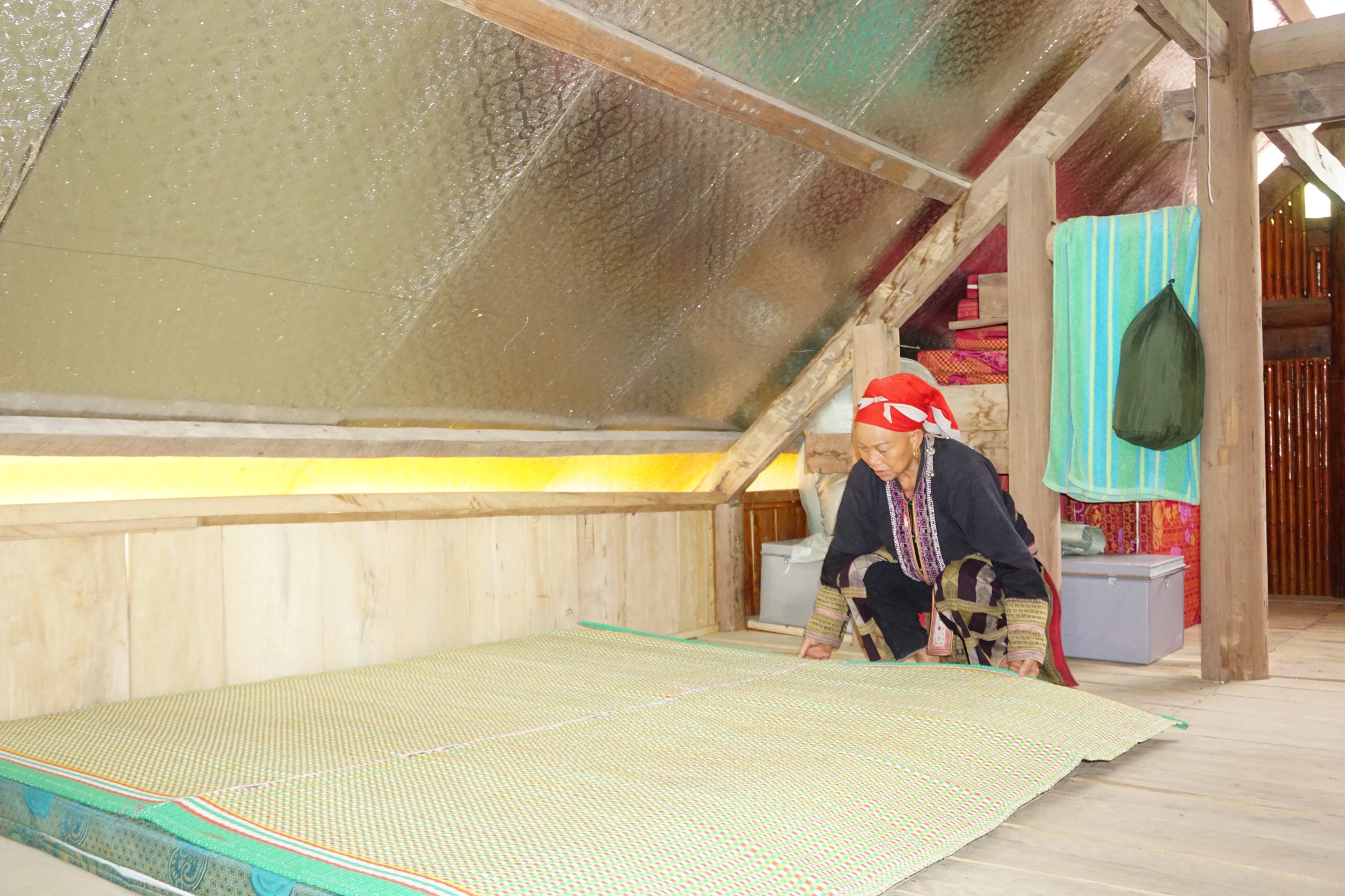 Bà Chảo Cói Mẩy chuẩn bị chỗ ngủ cho du khách.