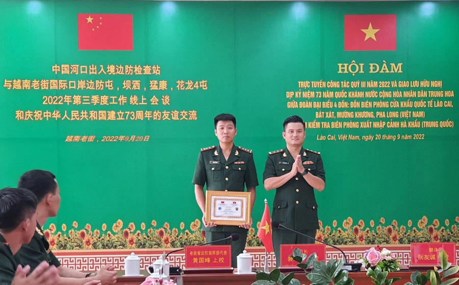 Trao danh hiệu Sứ giả hữu nghị cho Thượng úy Hoàng Minh Du, Phó trạm trưởng Trạm Biên phòng Cửa khẩu quốc tế số II Kim Thành.