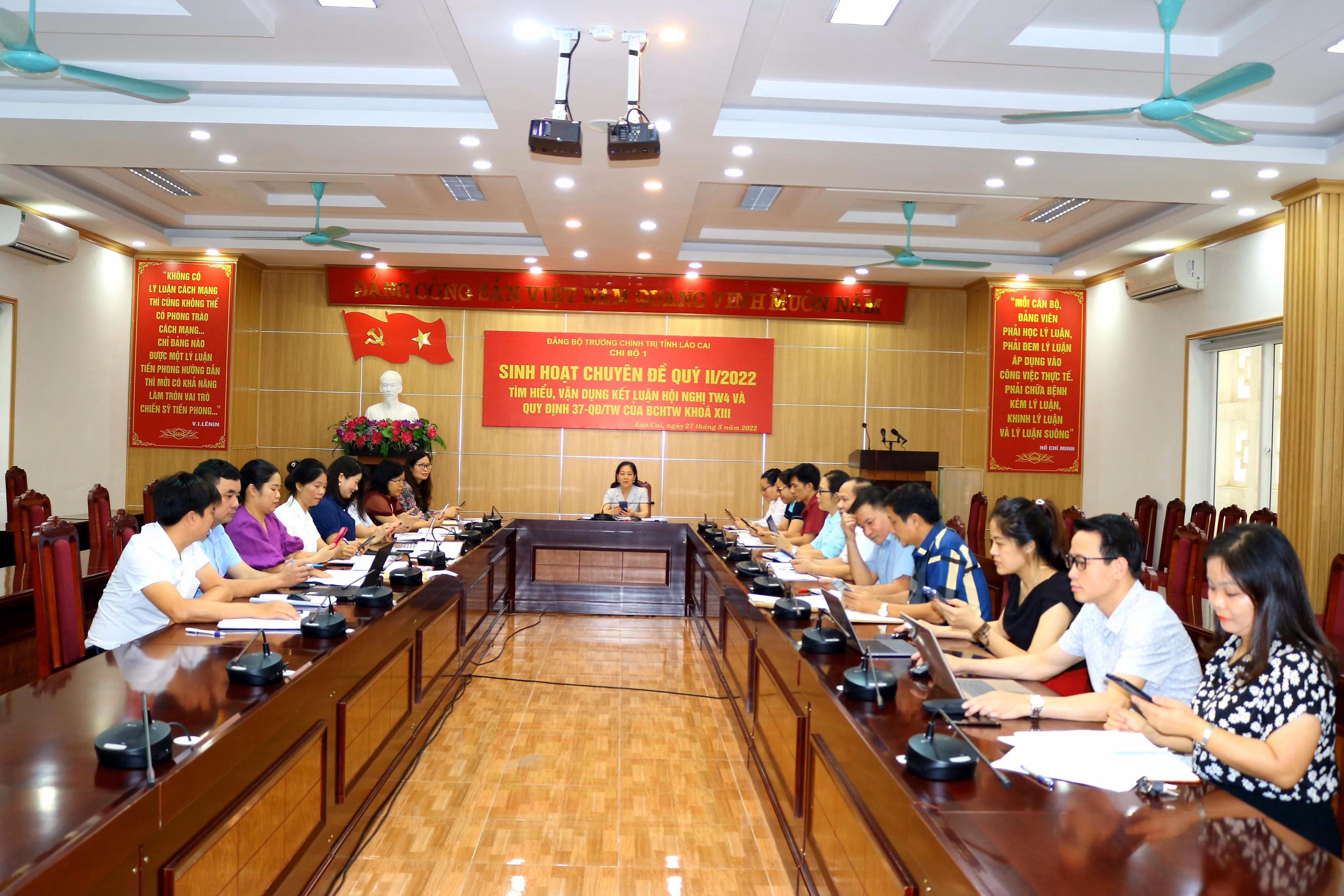 Buổi sinh hoạt chuyên đề của Chi bộ 1 Trường Chính trị tỉnh Lào Cai. Buổi sinh hoạt chuyên đề của Chi bộ 1 Trường Chính trị tỉnh Lào Cai.