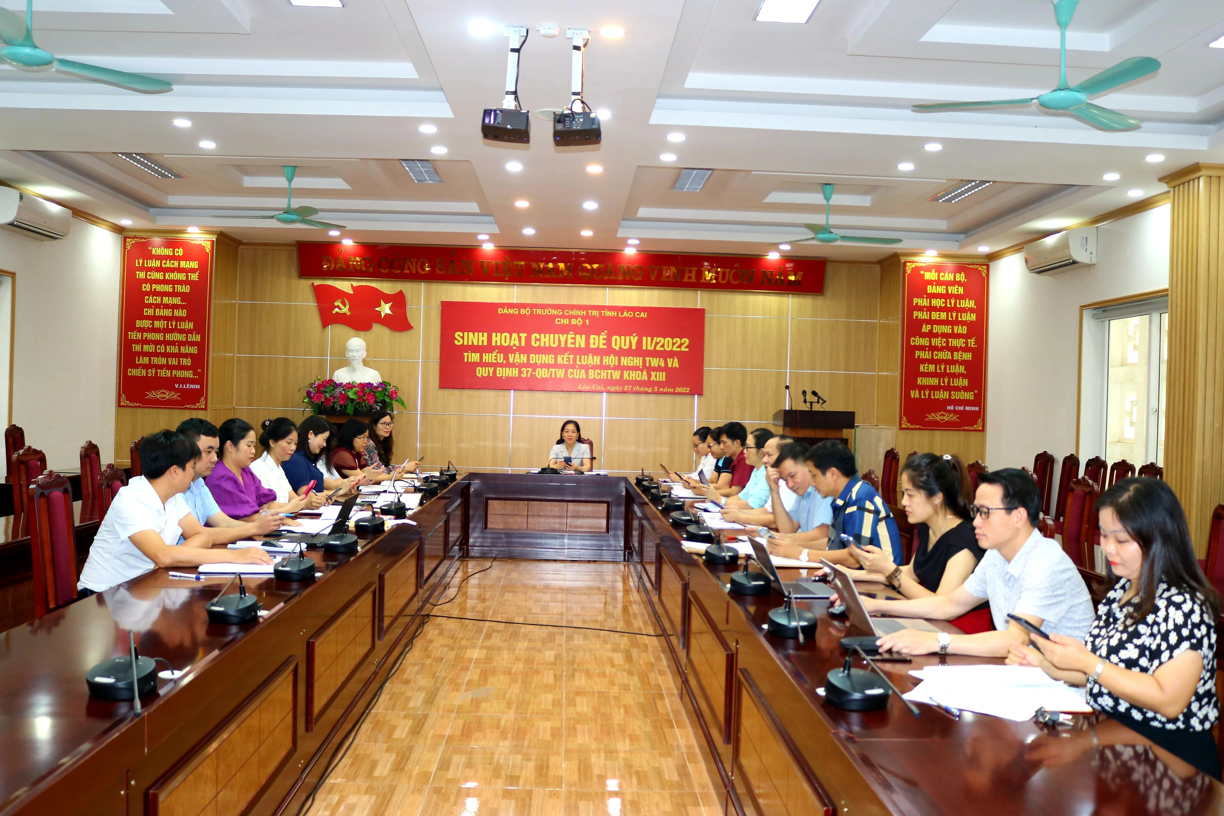 Buổi sinh hoạt chuyên đề của Chi bộ 1 Trường Chính trị tỉnh Lào Cai.