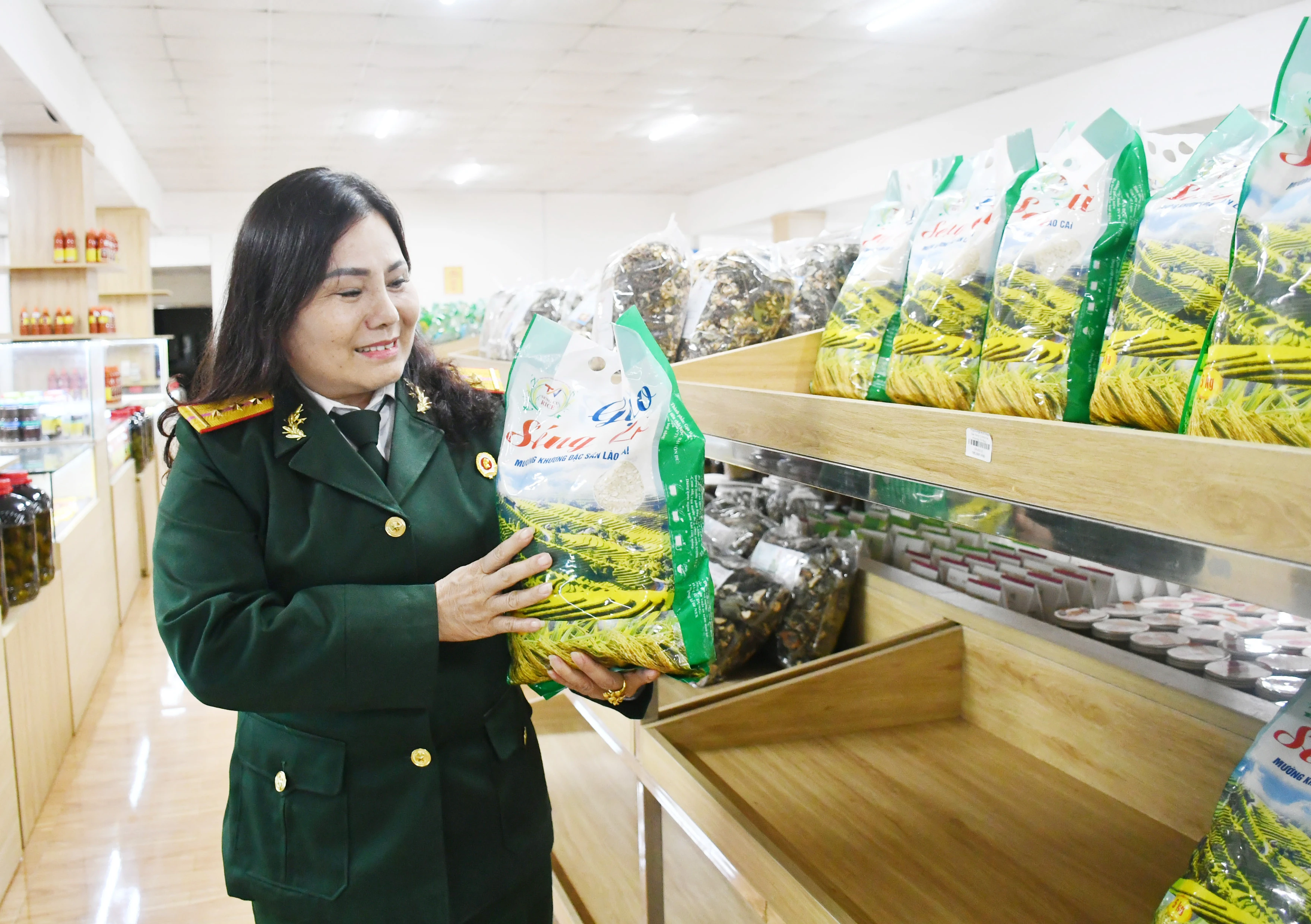 Cựu chiến binh Phùng Thùy Dung giới thiệu sản phẩm OCOP của Lào Cai.