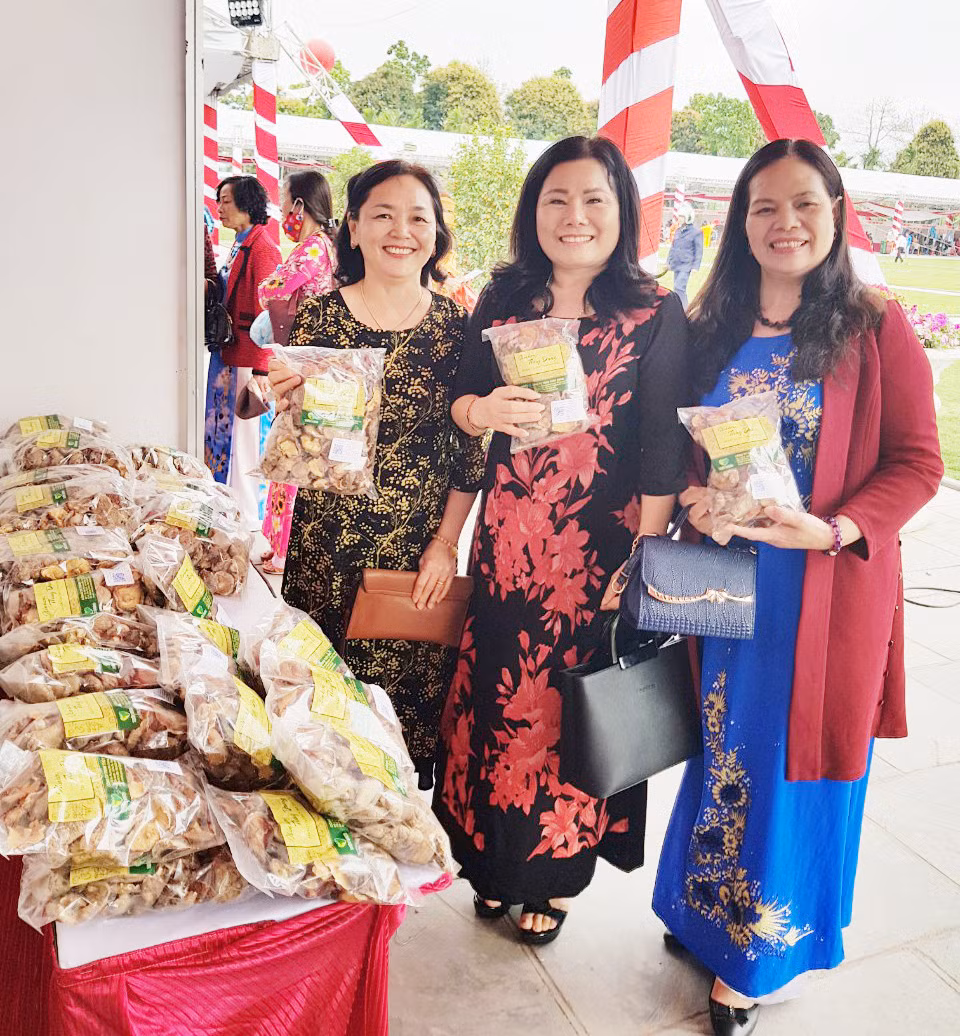 Giới thiệu sản phẩm nông nghiệp của doanh nhân Phùng Thùy Dung tại hội chợ thương mại tổ chức tại tỉnh Hải Dương.