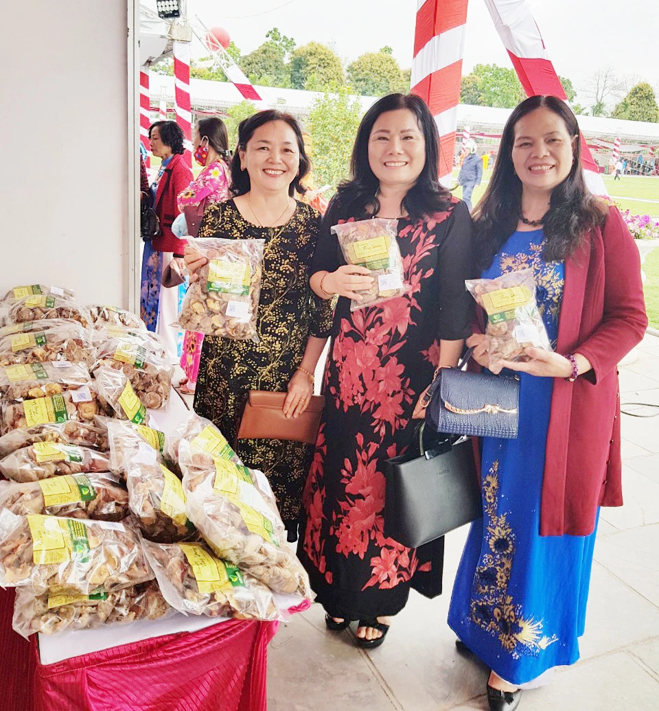 Giới thiệu sản phẩm nông nghiệp của doanh nhân Phùng Thùy Dung tại hội chợ thương mại tổ chức tại tỉnh Hải Dương.