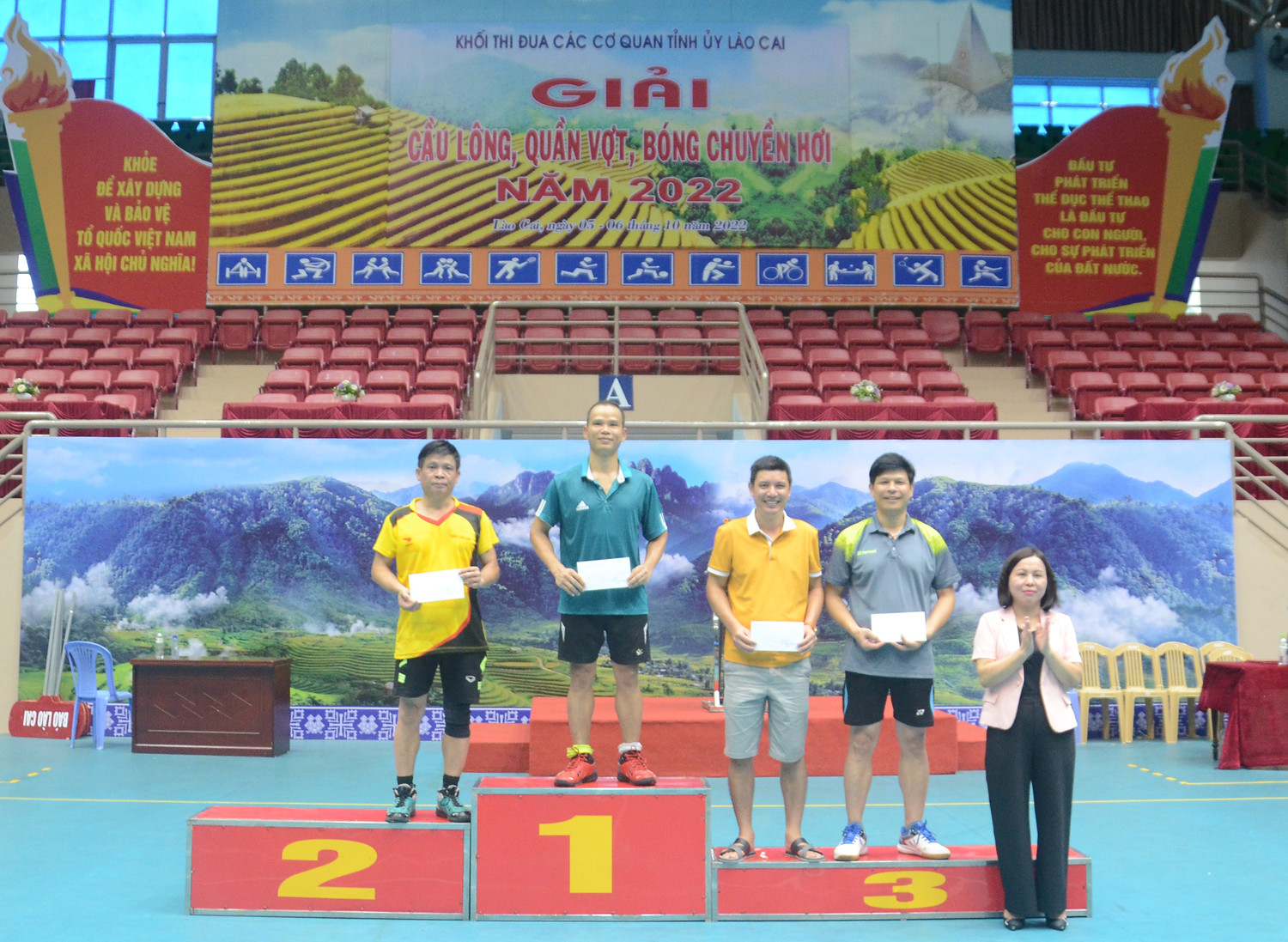 Trao giải bóng chuyền hơi đội nam nữ phối hợp. Trao giải bóng chuyền hơi đội nam. Trao giải quần vợt nội dung đôi nam. Trao giải cầu lông nội dung đôi nam lãnh đạo. Trao giải cầu lông nội dung đôi nam 45 tuổi trở lên. Trao giải cầu lông nội dung đôi nữ dưới 35 tuổi. Trao giải cầu lông nội dung đôi nam nữ dưới 35 tuổi.