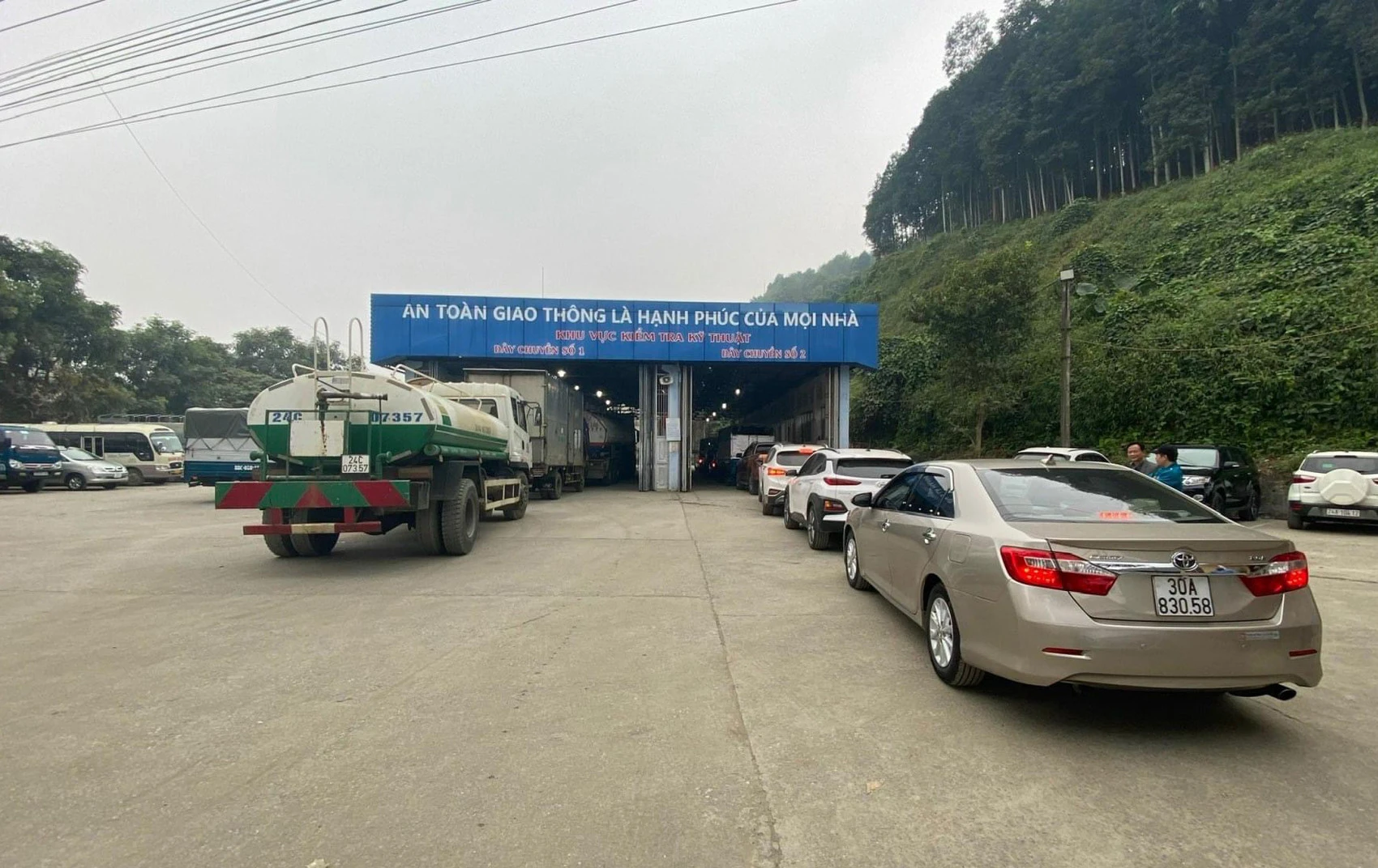 Kiểm định xe tại một trung tâm đăng kiểm.