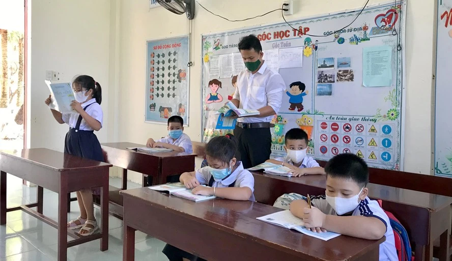 Lớp học của thầy giáo Nguyễn Công Qua trên đảo Sinh Tồn.