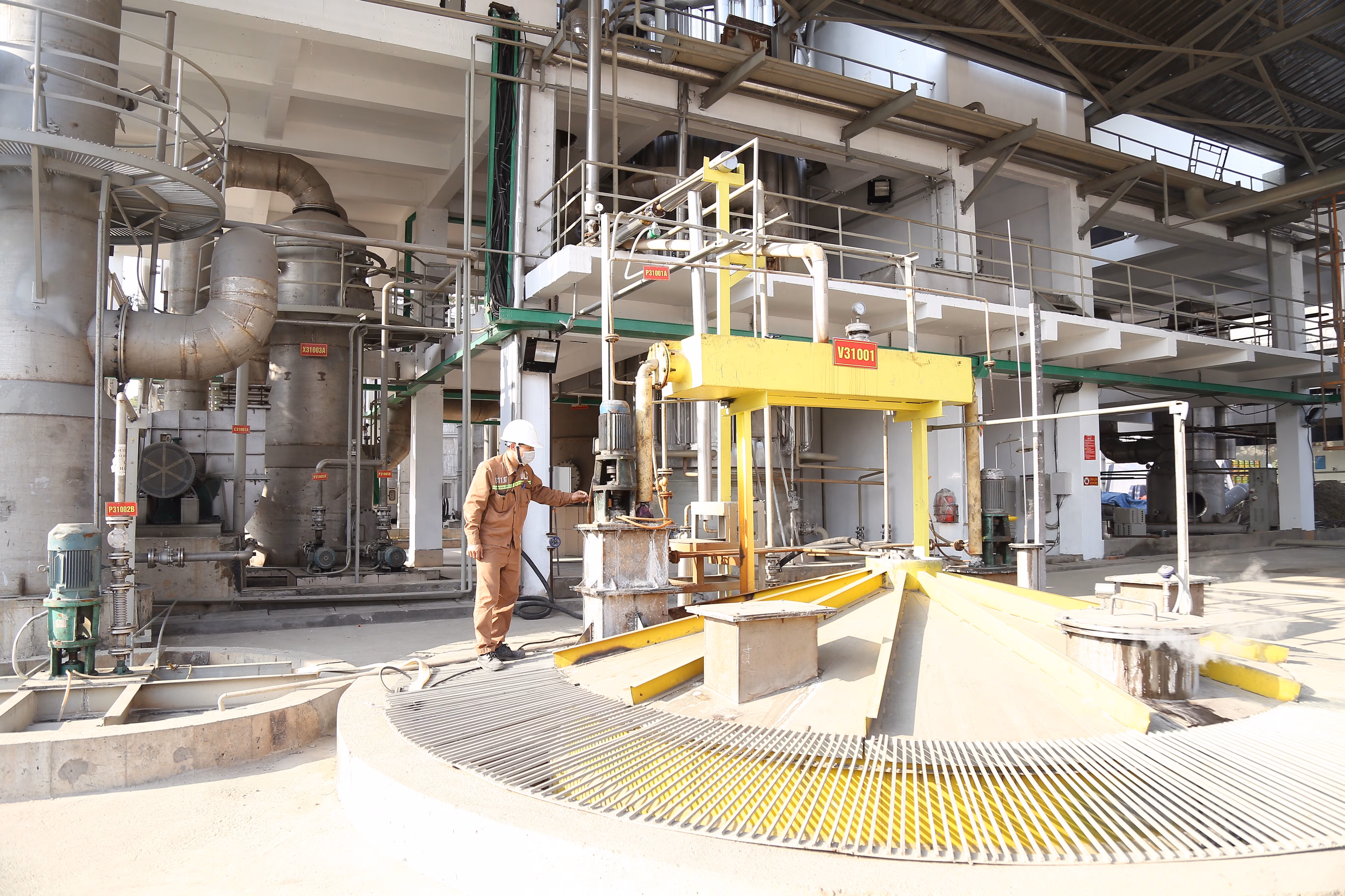 Công nhân Công ty Cổ phần Hóa chất Đức Giang Lào Cai vận hành dây chuyền sản xuất phốt pho. Công nhân Công ty Cổ phần Hóa chất Đức Giang Lào Cai vận hành dây chuyền sản xuất phốt pho.