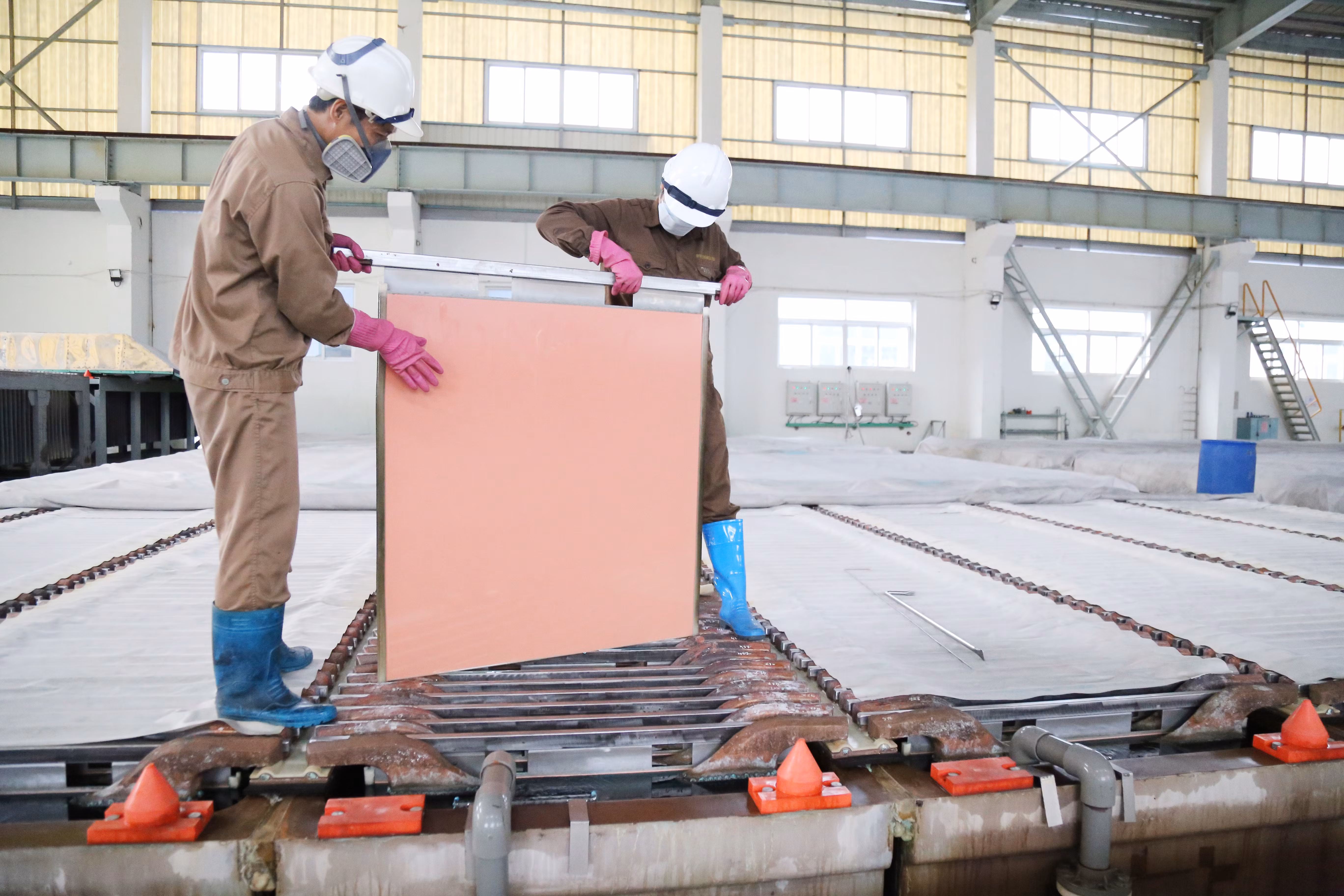 Hoạt động sản xuất tại Chi nhánh Luyện đồng Lào Cai. Hoạt động sản xuất tại Chi nhánh Luyện đồng Lào Cai.