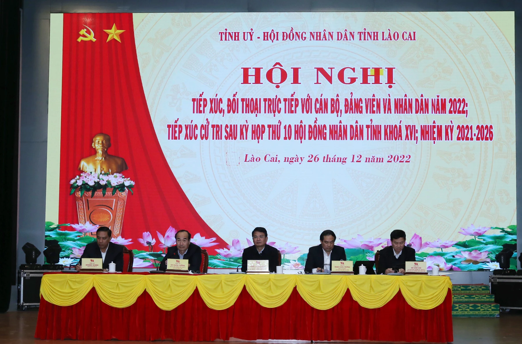 Các đồng chí Thường trực Tỉnh ủy, HĐND tỉnh chủ trì Hội nghị.