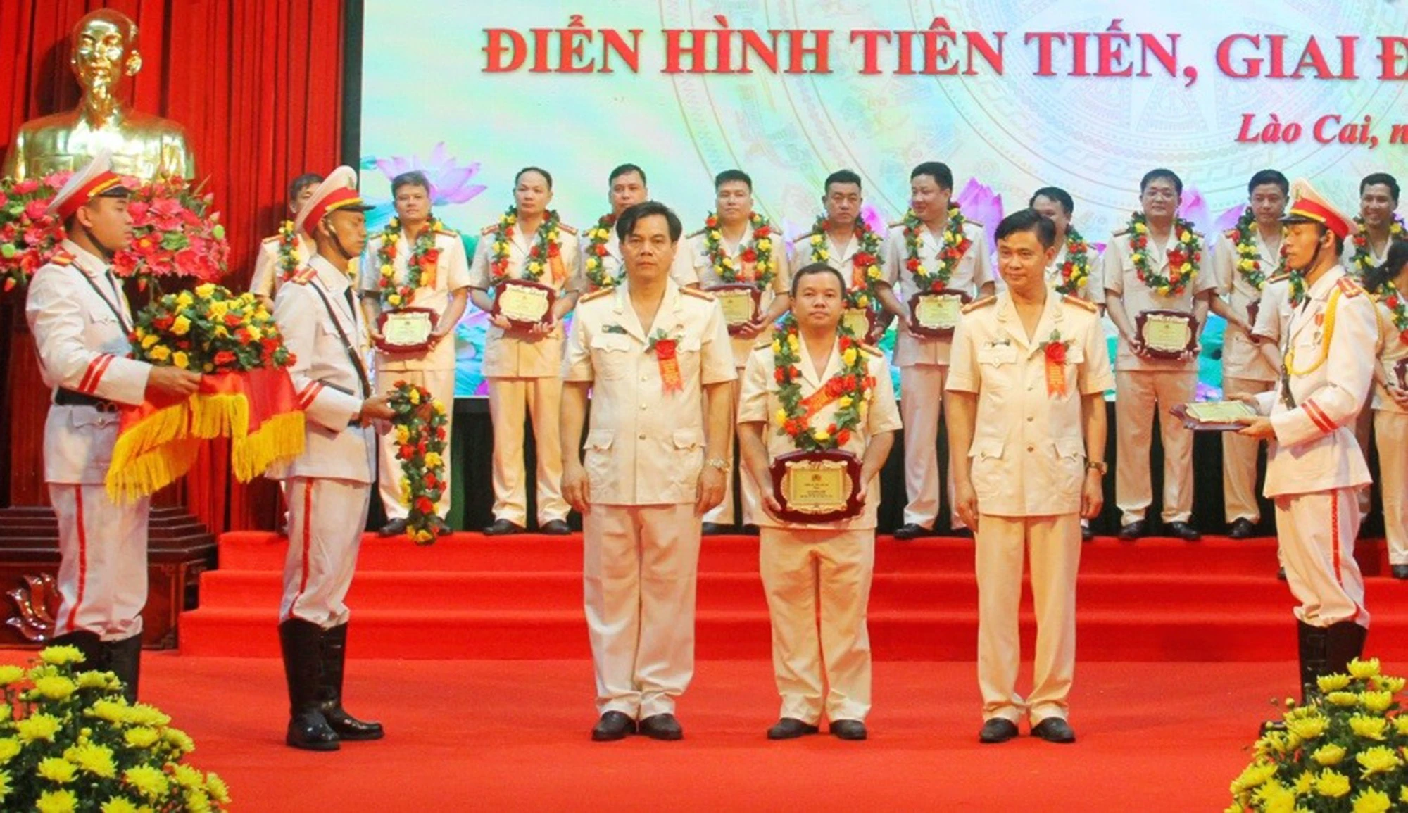 Trung tá Giàng A Sành (đứng giữa) nhận danh hiệu điển hình tiên tiến trong phong trào thi đua vì an ninh Tổ quốc giai đoạn 2015 – 2020.