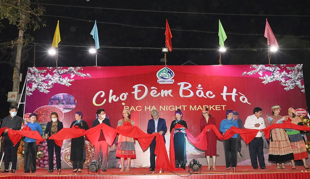 Khai trương, khôi phục hoạt động chợ đêm Bắc Hà ảnh 2