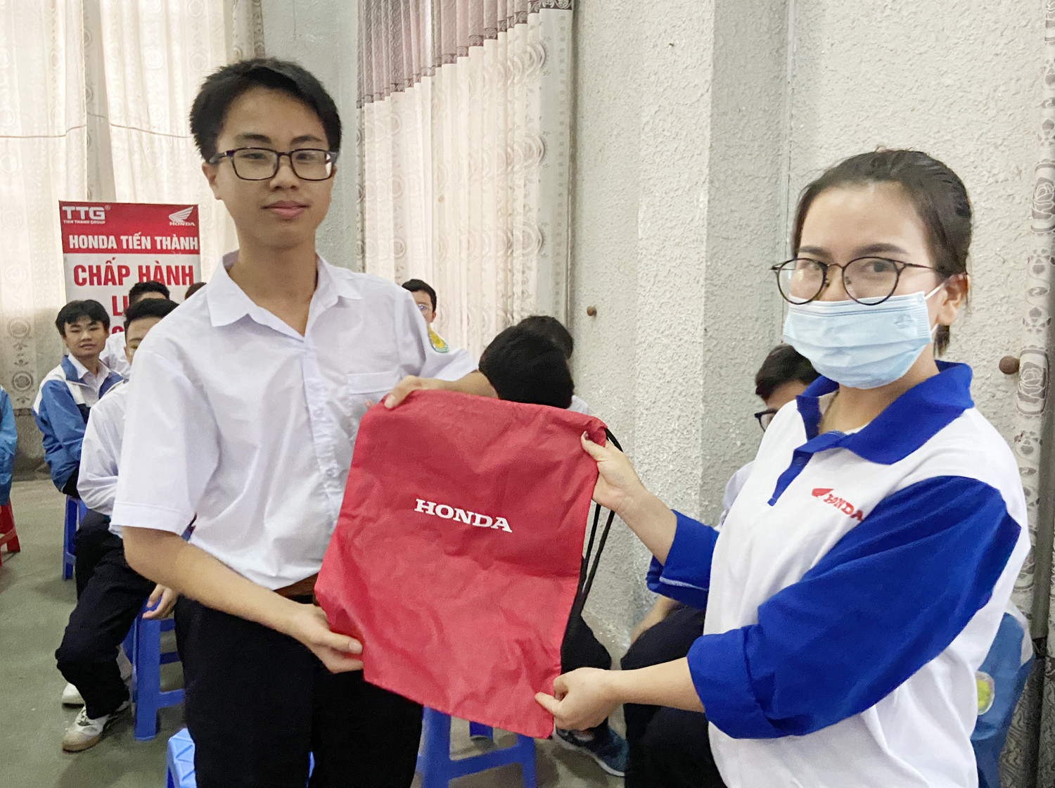 Học sinh tham gia trả lời câu hỏi tìm hiểu Luật Giao thông đường bộ. Tặng quà học sinh trả lời đúng câu hỏi về Luật Giao thông đường bộ. Hướng dẫn sử dụng bảo hộ trước khi đi xe mô tô, xe gắn máy, xe máy điện. Hướng dẫn đội mũ bảo hiểm đúng cách. Kiểm tra an toàn phương tiện trước khi tham gia giao thông. Hướng dẫn tư thế lái xe an toàn. Trải nghiệm lái xe trên sa hình.