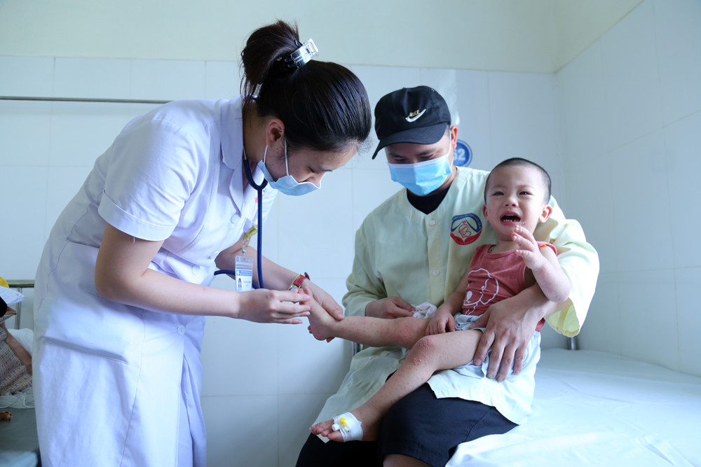 Bác sỹ Nguyễn Hà Trang thăm khám bệnh nhi.