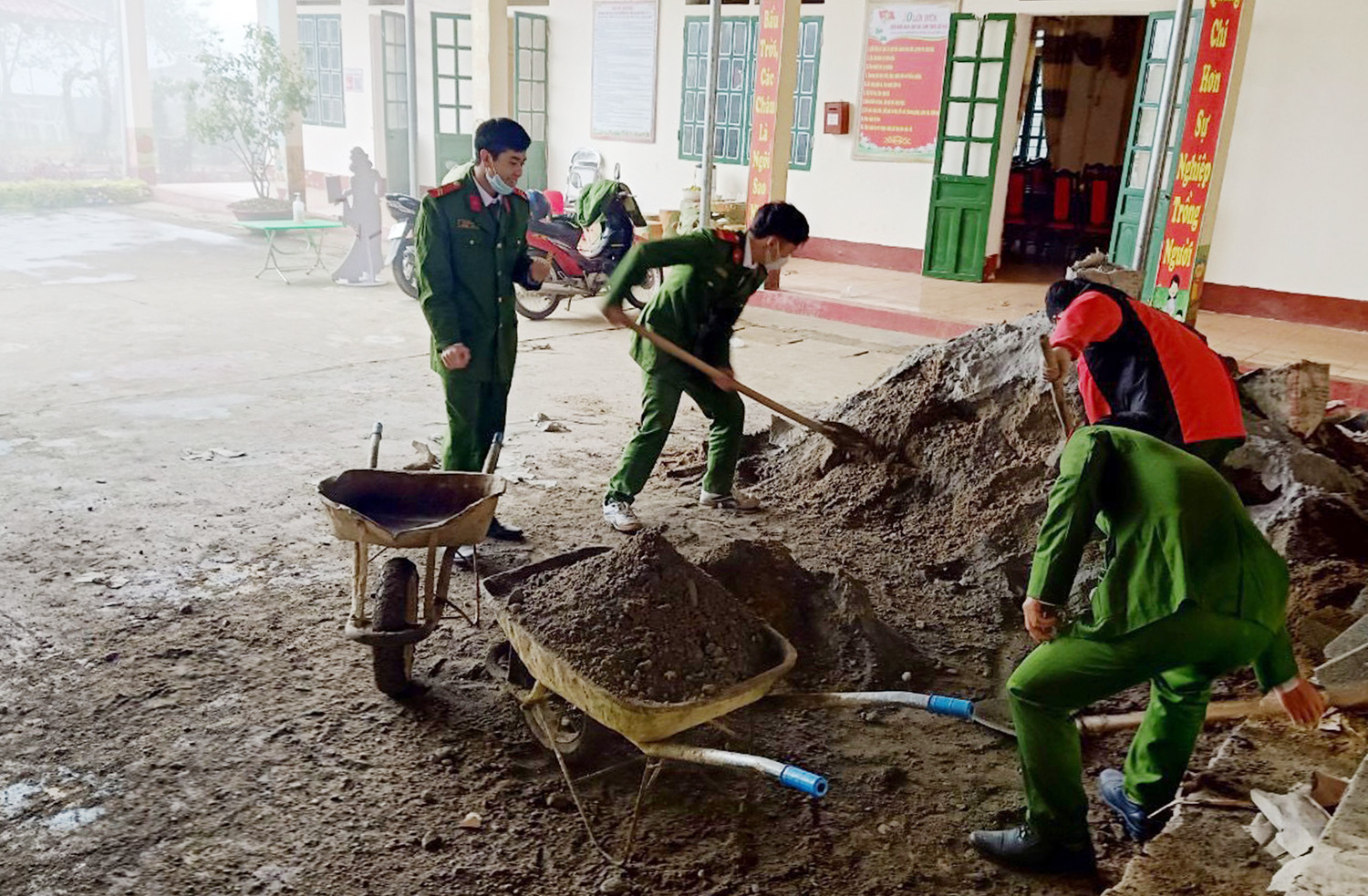 Giúp đỡ các xã xây dựng nông thôn mới.