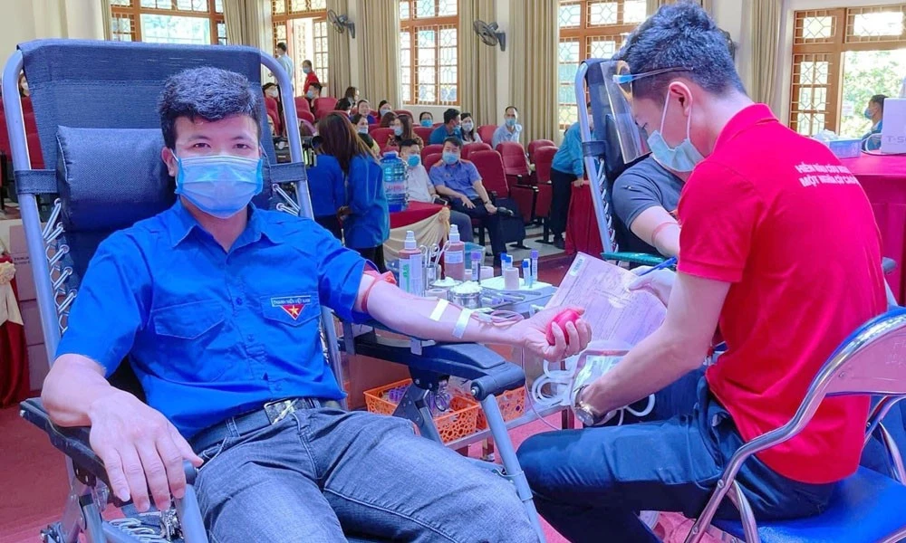 Hiến máu cứu người là nghĩa cử cao đẹp.