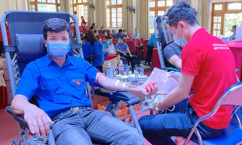 Hiến máu cứu người là nghĩa cử cao đẹp.