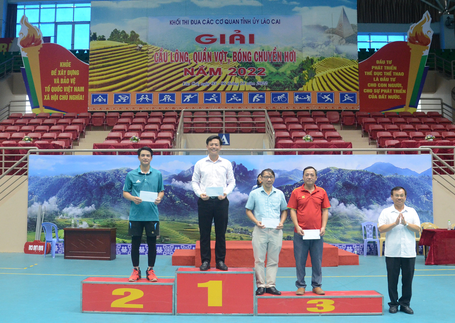 Trao giải bóng chuyền hơi đội nam nữ phối hợp. Trao giải bóng chuyền hơi đội nam. Trao giải quần vợt nội dung đôi nam. Trao giải cầu lông nội dung đôi nam lãnh đạo. Trao giải cầu lông nội dung đôi nam 45 tuổi trở lên. Trao giải cầu lông nội dung đôi nữ dưới 35 tuổi. Trao giải cầu lông nội dung đôi nam nữ dưới 35 tuổi.