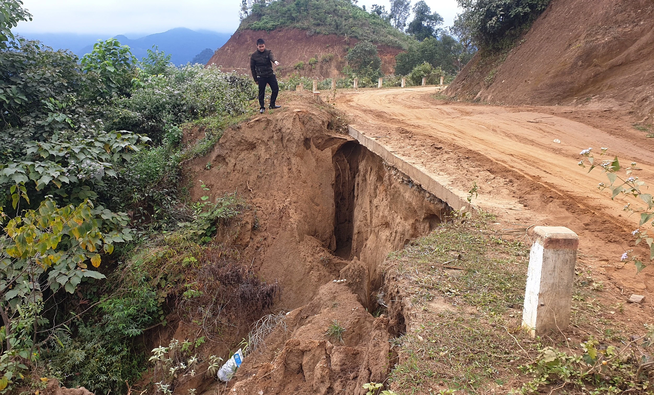 Nhiều tuyến đường giao thông nông thôn ở xã Làng Giàng đã xuống cấp.