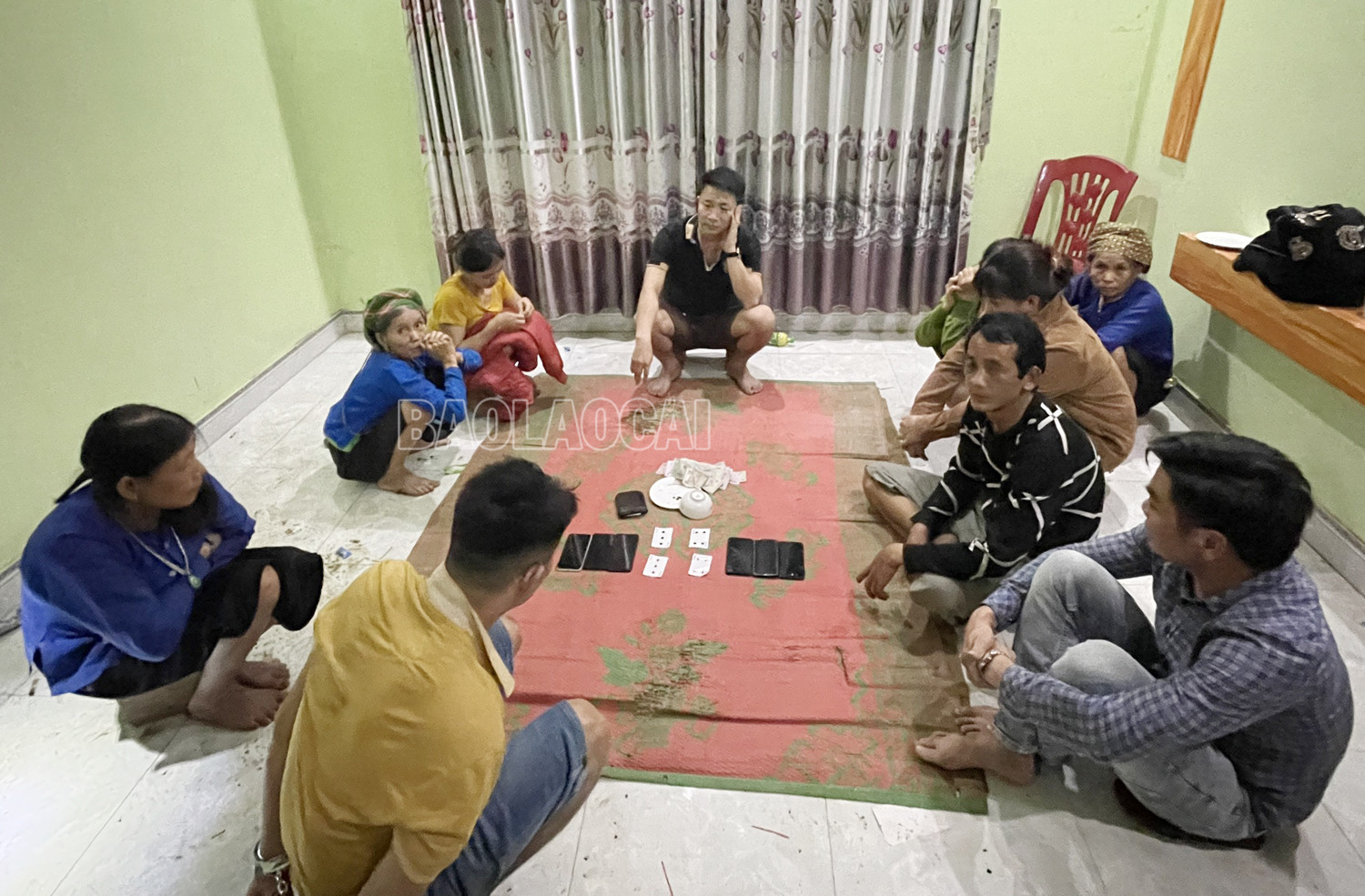 Các đối tượng cùng tang vật tại hiện trường.