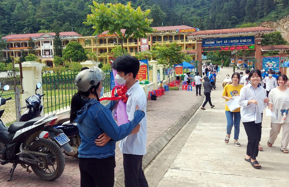 Một phụ huynh xúc động chúc mừng con làm tốt bài thi môn Ngữ văn. Đa số thí sinh tại Si Ma Cai phấn khởi sau môn thi đầu tiên.