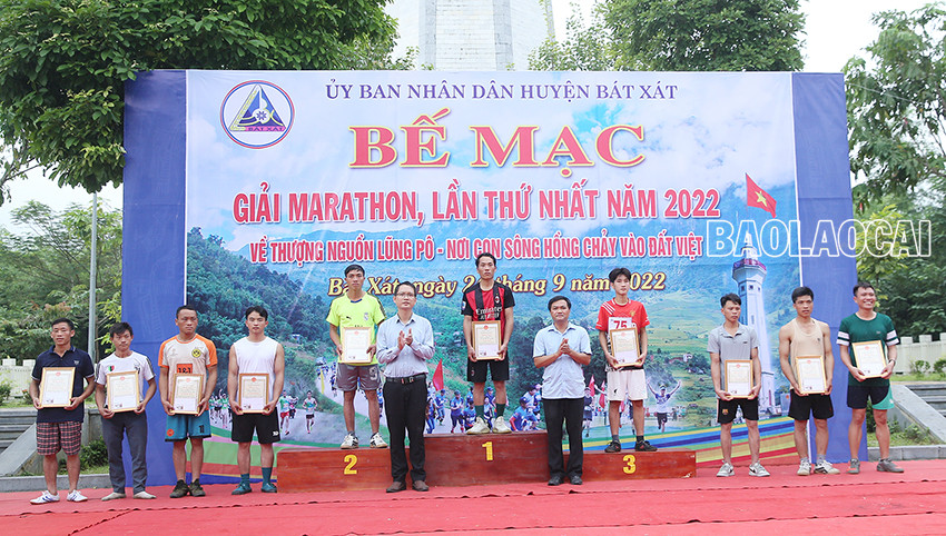 Bế mạc Giải chạy bán Marathon “Về thượng nguồn Lũng Pô - Nơi con sông Hồng chảy vào đất Việt” năm 2022 ảnh 11