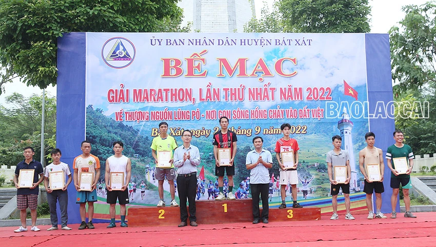Bế mạc Giải chạy bán Marathon “Về thượng nguồn Lũng Pô - Nơi con sông Hồng chảy vào đất Việt” năm 2022 ảnh 11
