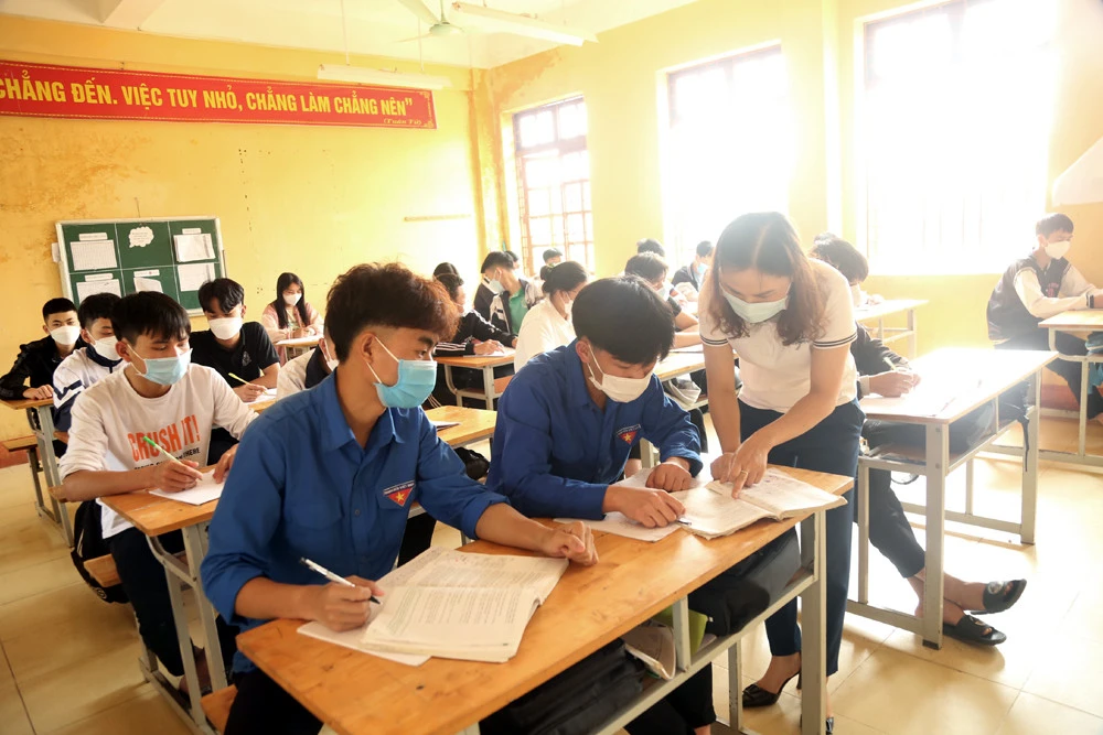 Những ngày ôn thi nước rút, các em học sinh lớp 12 dồn sức ôn tập để chuẩn bị cho kỳ thi tốt nghiệp THPT diễn ra vào ngày 7 -8/7/2022. Đây là giai đoạn thầy cô giáo giúp học sinh luyện giải các dạng đề học sinh vững vàng kiến thức và kỹ năng cần thiết. Cô giáo Trường THPT số 2 huyện Bát Xát hướng dẫn học sinh ôn thi môn Toán. Giờ ôn thi môn Lịch sử tại Trường THPT số 1 Bảo Thắng, cô và trò chống nóng bằng cách kéo rèm che và bật quạt trần. Cùng với ôn thi vào ban ngày, một số trường vùng cao tổ chức cho học sinh bán trú lên lớp ôn thi tốt nghiệp vào các buổi tối. Cô giáo Trường THCS và THPT Bát Xát lên lớp hướng dẫn học sinh ôn thi buổi tối. Tiếng Anh là môn có điểm thi thấp so với các môn, nên được các thầy cô giáo Trường THPT số 2 Mường Khương tăng cường ôn tập các dạng đề cho học sinh. Các em học sinh giúp nhau ôn bài trong giờ giải lao ngay tại sân trường. Càng gần ngày thi các sĩ tử lớp 12 càng phải thanh thủ thời gian để ôn thi nhiều hơn. Tại Trường THPT số 3 Mường Khương, các lớp đều treo biển “quyết tâm thi đỗ tốt nghiệp 100%”. Giữa những ngày hè nắng nóng, cô và trò cùng cố gắng vượt qua khó khăn để ôn thi đạt kết qua cao nhất.