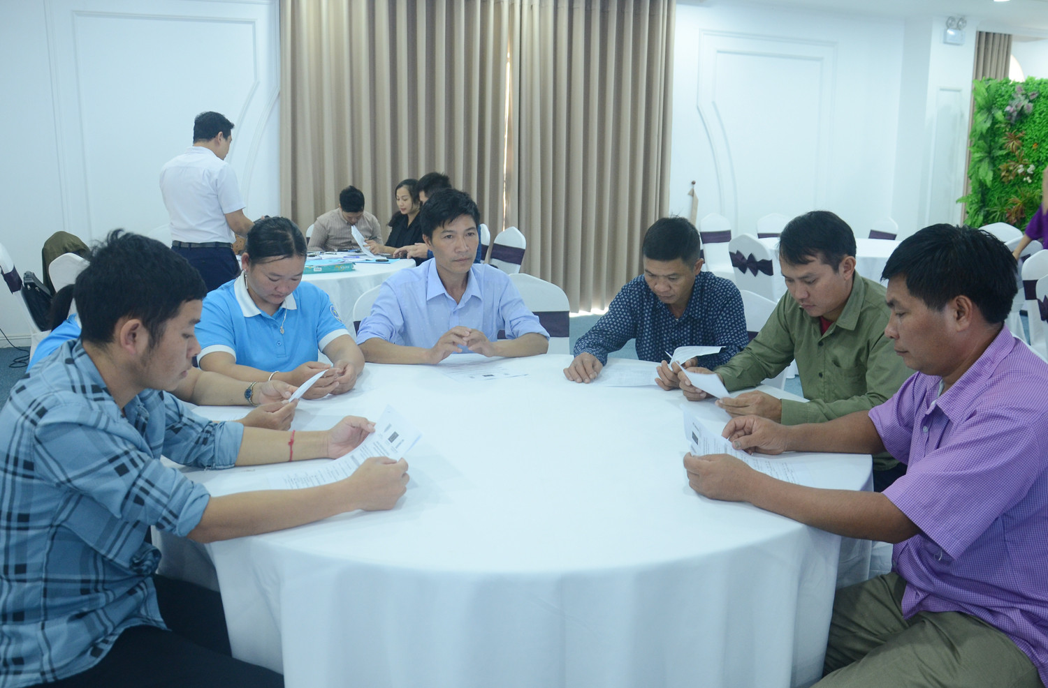 Đại biểu được hướng dẫn và nghiên cứu các nội dung về bình đẳng giới trong quá trình hòa giải ở cơ sở.