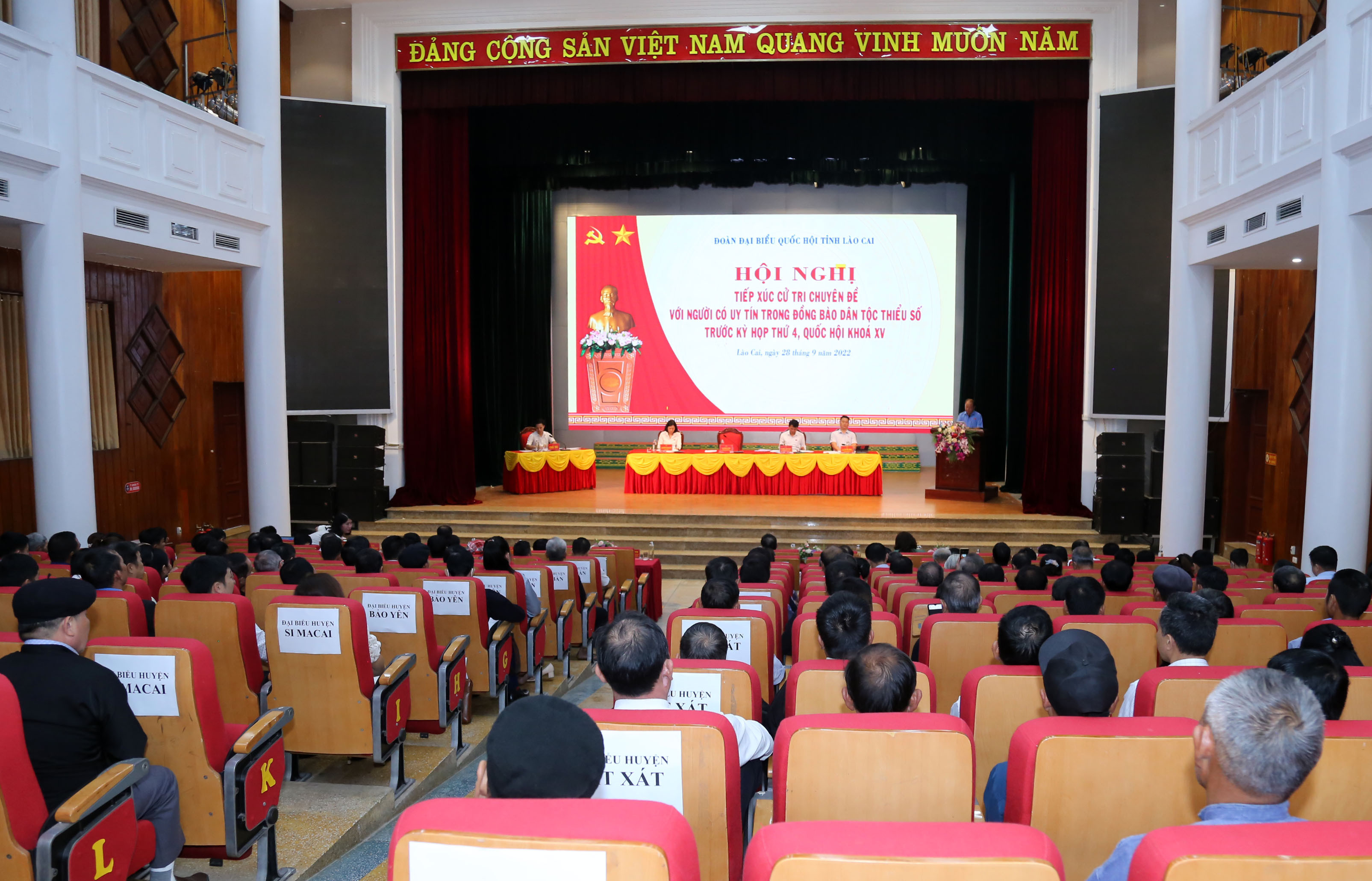 Đoàn đại biểu Quốc hội tỉnh tiếp xúc với người có uy tín trong đồng bào dân tộc thiểu số ảnh 1