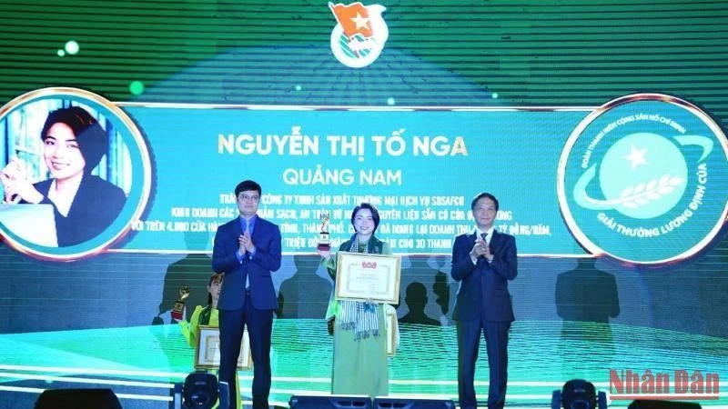 32 nhà nông trẻ xuất sắc giành Giải thưởng Lương Định Của lần thứ 17 ảnh 1 Đồng chí Trần Tuấn Anh (bên phải) và Ủy viên dự khuyết BCH Trung ương Đảng, Bí thư thứ nhất BCH Trung ương Đoàn Bùi Quang Huy trao Giải thưởng Lương Định Của cho các nhà nông trẻ xuất sắc.