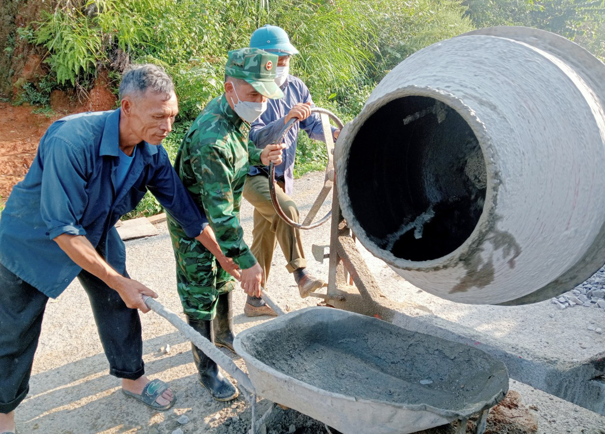 Bộ đội biên phòng cùng người dân làm đường giao thông. Bộ đội biên phòng cùng người dân làm đường giao thông.