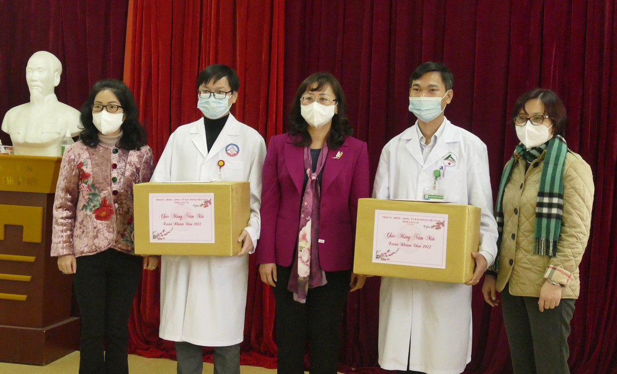 Phó Chủ tịch UBND tỉnh Giàng Thị Dung thăm, tặng quà tại CDC, Bệnh viện Dã chiến số 1 và Trung tâm Công tác xã hội tỉnh ảnh 4