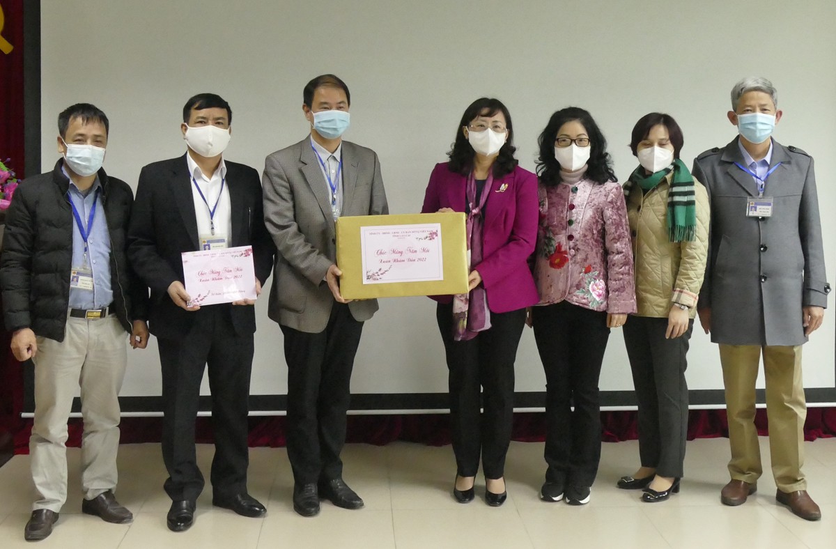 Phó Chủ tịch UBND tỉnh Giàng Thị Dung thăm, tặng quà tại CDC, Bệnh viện Dã chiến số 1 và Trung tâm Công tác xã hội tỉnh ảnh 2