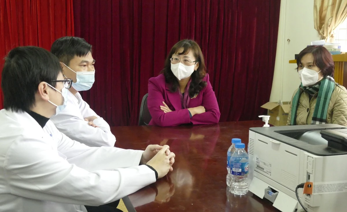 Tặng quà các cán bộ, y, bác sỹ làm việc tại Bệnh viện Dã chiến số 1 của tỉnh.