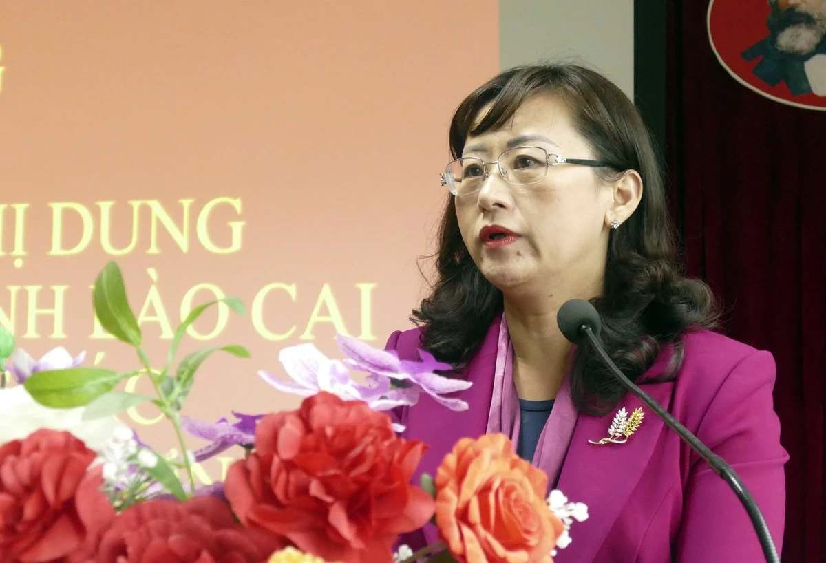 Đồng chí Giàng Thị Dung thăm và tặng quà cán bộ, nhân viên làm việc tại CDC.