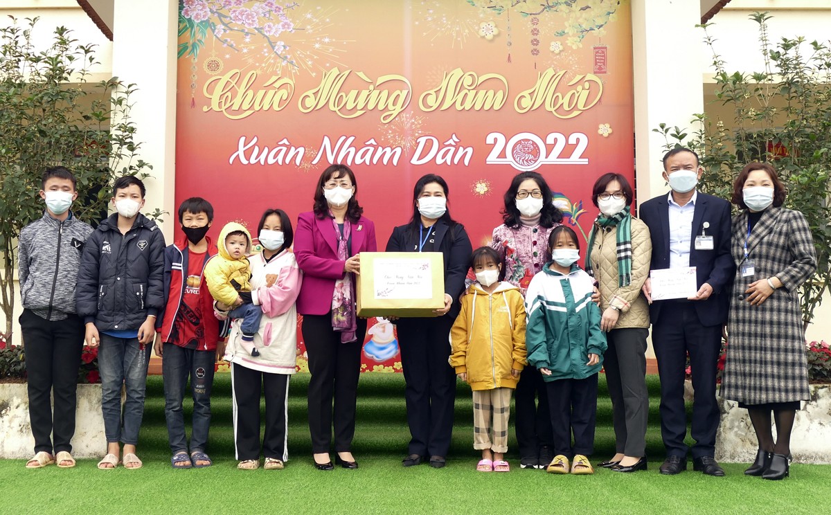 Phó Chủ tịch UBND tỉnh Giàng Thị Dung thăm, tặng quà tại CDC, Bệnh viện Dã chiến số 1 và Trung tâm Công tác xã hội tỉnh ảnh 6