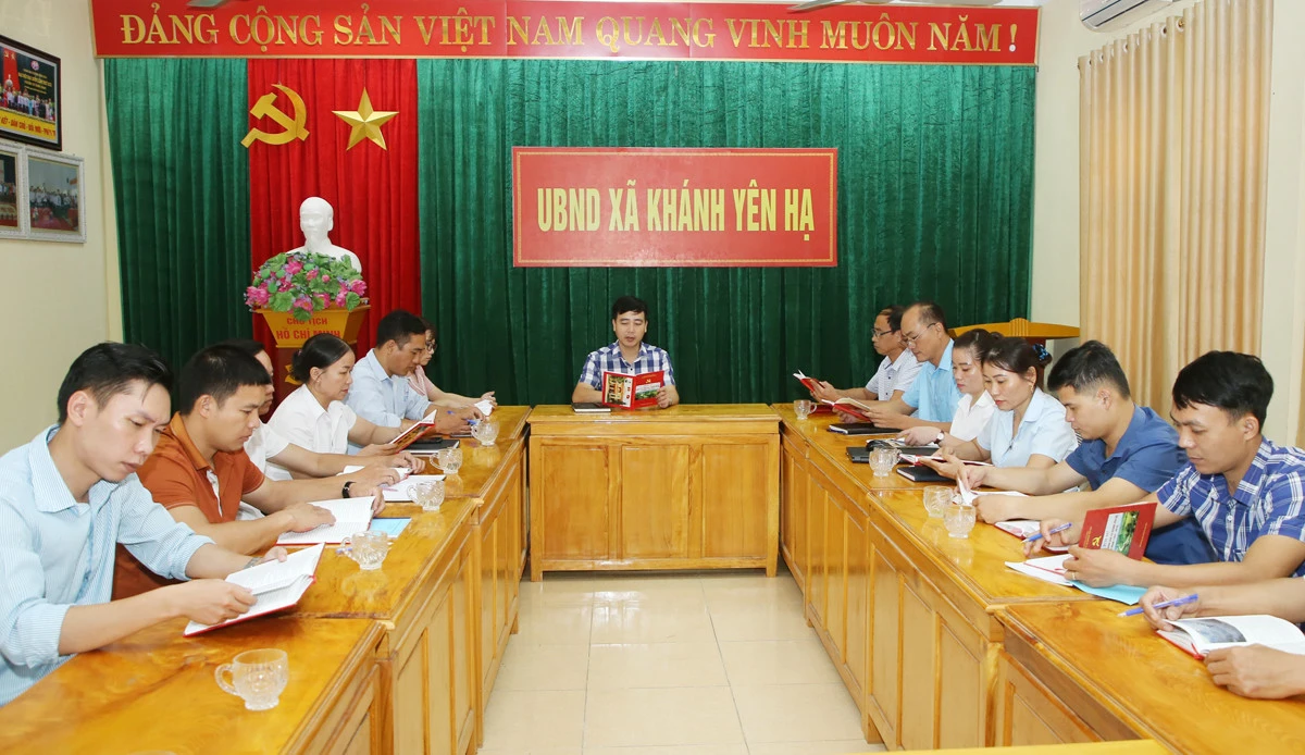 Một buổi sinh hoạt chính trị, tìm hiểu lịch sử Đảng bộ của cán bộ, đảng viên xã Khánh Yên Hạ.