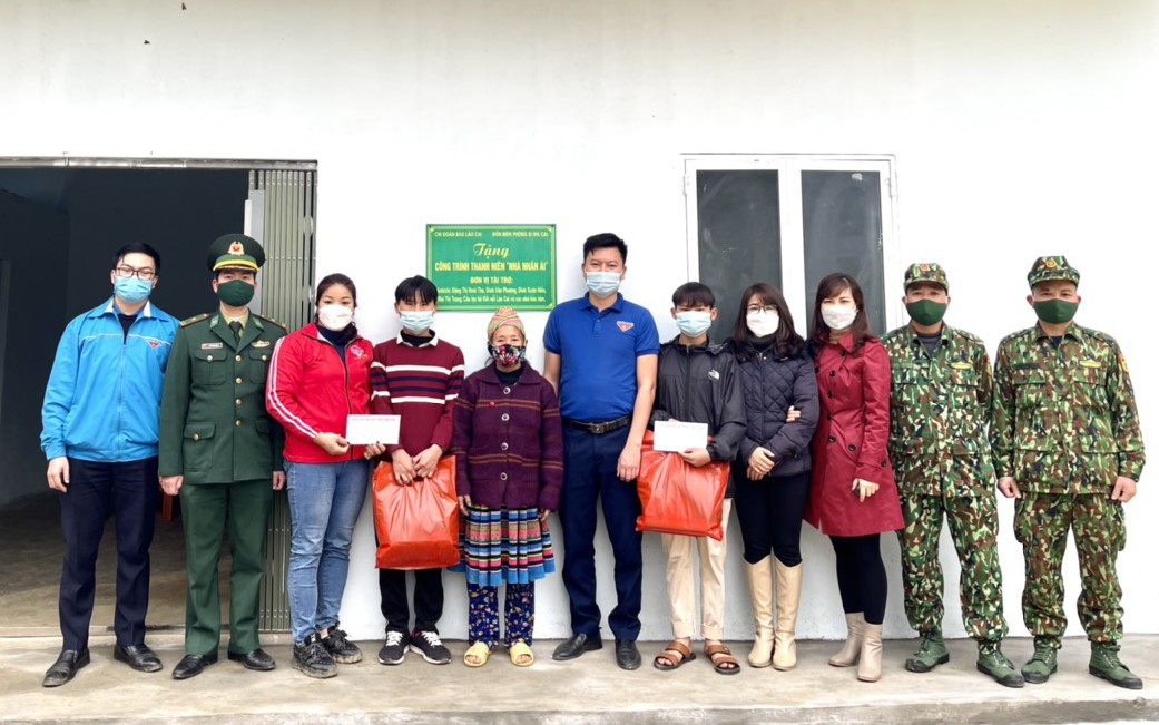 Gần 300 suất quà đã được trao trong chương trình “Xuân ấm biên cương năm 2022” tại Si Ma Cai ảnh 1 Gần 300 suất quà đã được trao trong chương trình “Xuân ấm biên cương năm 2022” tại Si Ma Cai ảnh 1