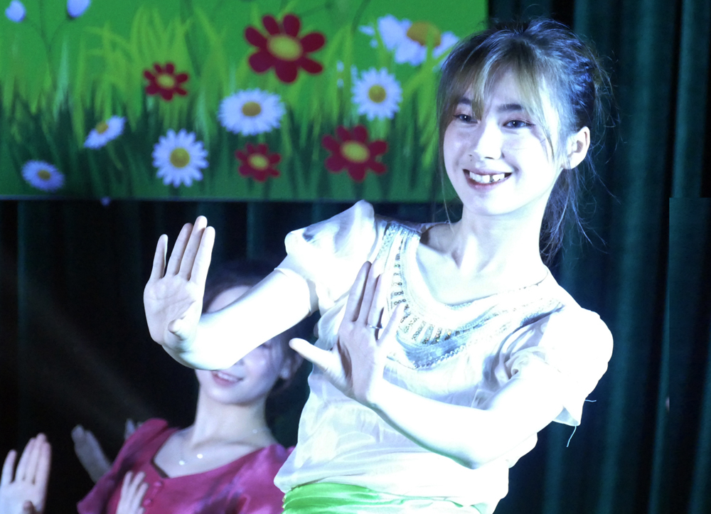 Các tiết mục của du học sinh Lào biểu diễn. Các tiết mục của sinh viên Việt Nam biểu diễn. Tiết mục giao lưu múa sạp giữa sinh viên hai nước Việt – Lào. Các tiết mục của du học sinh Lào biểu diễn. Các tiết mục của sinh viên Việt Nam biểu diễn. Tiết mục giao lưu múa sạp giữa sinh viên hai nước Việt – Lào.