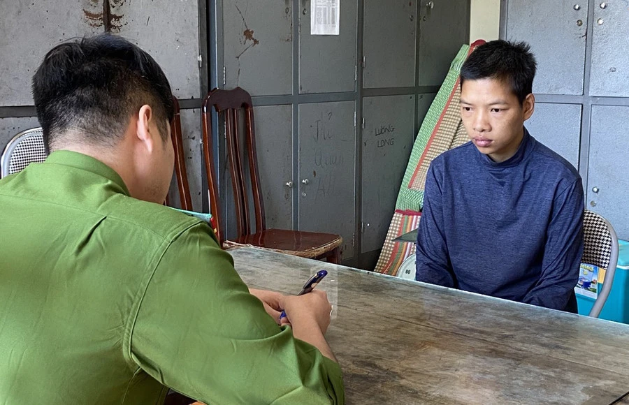 Công an thị xã Sa Pa lấy lời khai của Chảo Cáo Quáng.