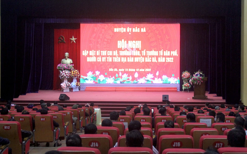 Bắc Hà gặp mặt bí thư chi bộ, trưởng thôn, tổ trưởng tổ dân phố, người có uy tín trên địa bàn ảnh 1