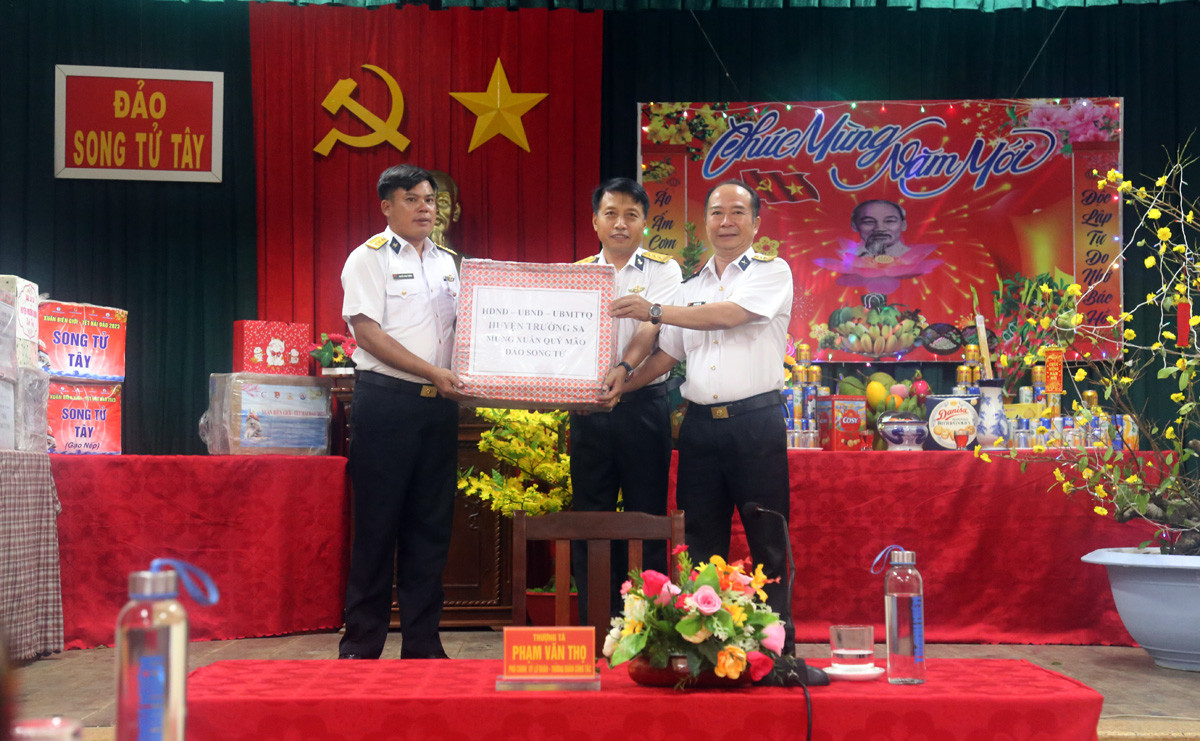 Thượng tá Phạm Văn Thọ, Phó Chính ủy Lữ đoàn 146 trao quà tết cho cán bộ, chiến sỹ đảo Song Tử Tây. Trao quà cho đại diện chùa Song Tử Tây. Trao quà cho đại diện Nhân dân xã Song Tử Tây. Phóng viên Báo Lào Cai trao quà cho cán bộ, chiến sỹ đảo Song Tử Tây.