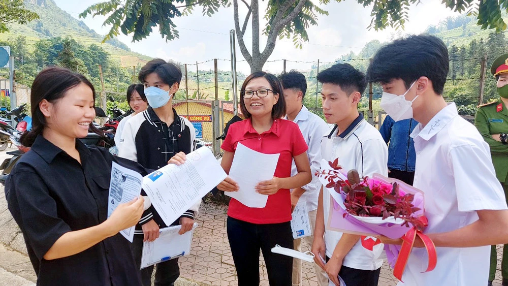 Một phụ huynh xúc động chúc mừng con làm tốt bài thi môn Ngữ văn. Đa số thí sinh tại Si Ma Cai phấn khởi sau môn thi đầu tiên.