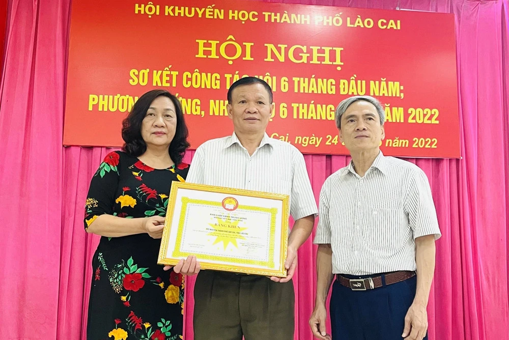 Trao tặng Bằng khen của Trung ương Hội Khuyến học Việt Nam cho Hội Khuyến học thành phố Lào Cai.